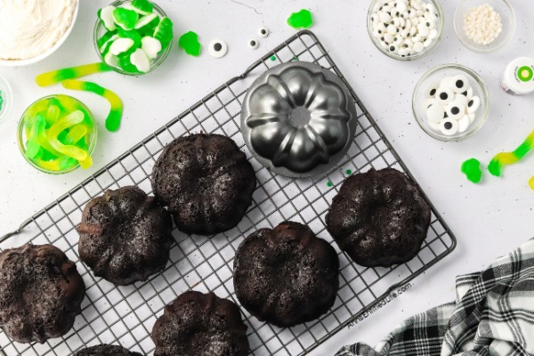 Easy Cauldron Cakes Recipe | How to Make. Discover the magic of baking with this easy Cauldron Cakes recipe. Follow our step-by-step guide for delicious, wizard-approved treats perfect for any occasion.