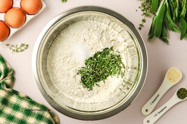 Pull-Apart Festive Christmas Dinner Rolls Wreath Recipe. Bake a beautiful pull-apart Christmas dinner roll wreath, perfect for holiday gatherings. Soft, fluffy, and easy to make, this bread is sure to impress guests.