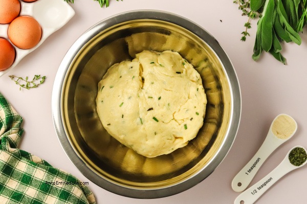 Pull-Apart Festive Christmas Dinner Rolls Wreath Recipe. Bake a beautiful pull-apart Christmas dinner roll wreath, perfect for holiday gatherings. Soft, fluffy, and easy to make, this bread is sure to impress guests.