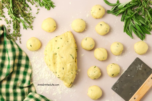 Pull-Apart Festive Christmas Dinner Rolls Wreath Recipe. Bake a beautiful pull-apart Christmas dinner roll wreath, perfect for holiday gatherings. Soft, fluffy, and easy to make, this bread is sure to impress guests.