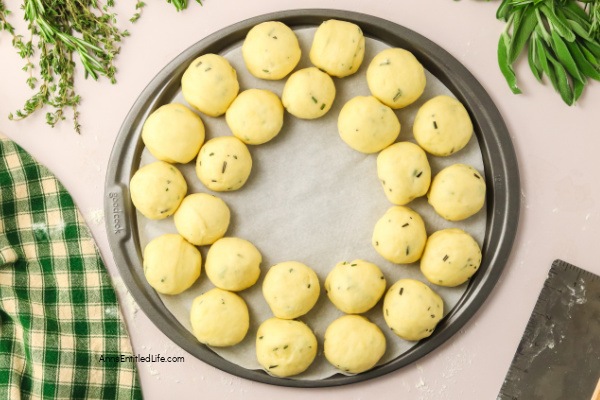 Pull-Apart Festive Christmas Dinner Rolls Wreath Recipe. Bake a beautiful pull-apart Christmas dinner roll wreath, perfect for holiday gatherings. Soft, fluffy, and easy to make, this bread is sure to impress guests.