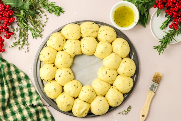 Pull-Apart Festive Christmas Dinner Rolls Wreath Recipe. Bake a beautiful pull-apart Christmas dinner roll wreath, perfect for holiday gatherings. Soft, fluffy, and easy to make, this bread is sure to impress guests.