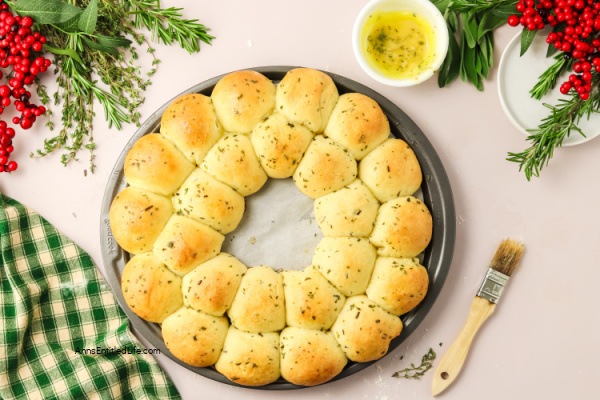 Pull-Apart Festive Christmas Dinner Rolls Wreath Recipe. Bake a beautiful pull-apart Christmas dinner roll wreath, perfect for holiday gatherings. Soft, fluffy, and easy to make, this bread is sure to impress guests.