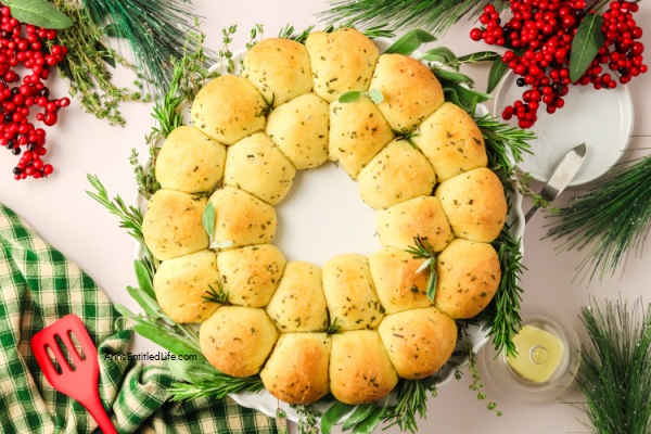 Pull-Apart Festive Christmas Dinner Rolls Wreath Recipe. Bake a beautiful pull-apart Christmas dinner roll wreath, perfect for holiday gatherings. Soft, fluffy, and easy to make, this bread is sure to impress guests.