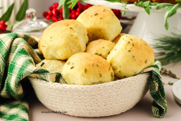 Pull-Apart Festive Christmas Dinner Rolls Wreath Recipe. Bake a beautiful pull-apart Christmas dinner roll wreath, perfect for holiday gatherings. Soft, fluffy, and easy to make, this bread is sure to impress guests.