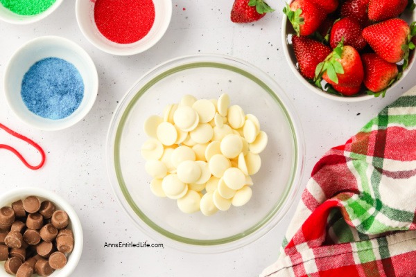 How to Make Festive & Easy Strawberry Christmas Lights. These chocolate-covered, edible strawberry Christmas lights are simply delicious! Ready in about 5 minutes, these festive holiday treats are a delight for holiday snacking.